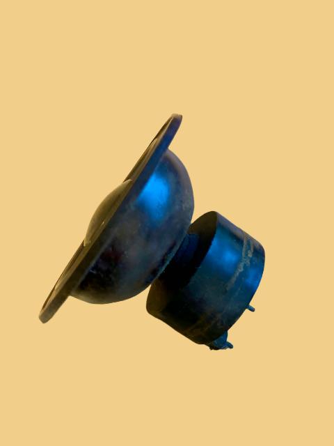 25K POTENTIOMETER, IN BOWL SHAPED BROWN BAKELITE ESCUTCHEON C/W KNOB