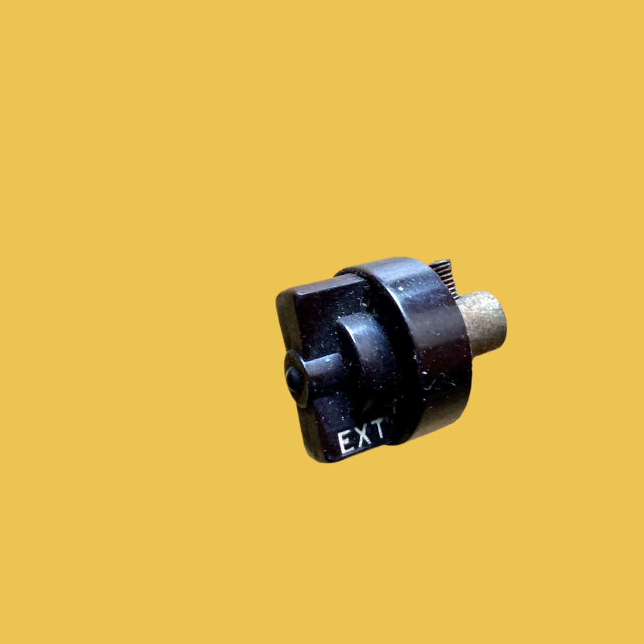 BROWN BAKELITE KNOB, BOWTIE SHAPED HANDLE, EDGE MARKED EXT, BRASS BUSHED, 24mm DIA, 4.7mm SHAFT,