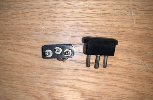 ELONGATED OCTAGON SHAPED BODY, VINTAGE PLEELONGATED OCTAGON SHAPED BODY, PLUG, 3 PIN, 6.6mm BETWEEN PINS, OUTER TWO, 17mm PITCH, 14mm CONDUCTOR LENGTH,