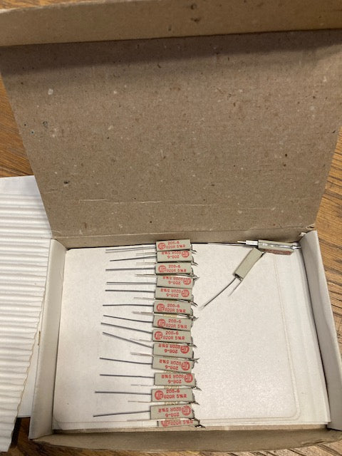 Box of 20+ pcs, NOS, VITROHM,, 208-6, 820R, 820 ohm 3W, Fused Ceramic Resistors