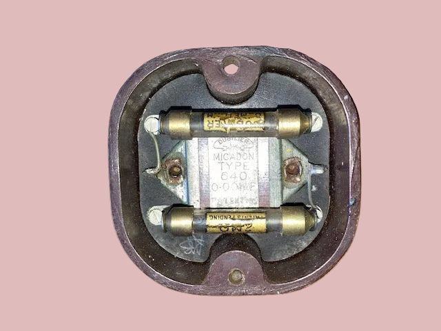 BRITISH THOMSON- HOUSTON, BTH, B4 VALVE BASE, BROWN BAKELITE WITH TWIN GRID LEAK RESISTOR AND DUBILIER MICA CAPACITOR, 1927