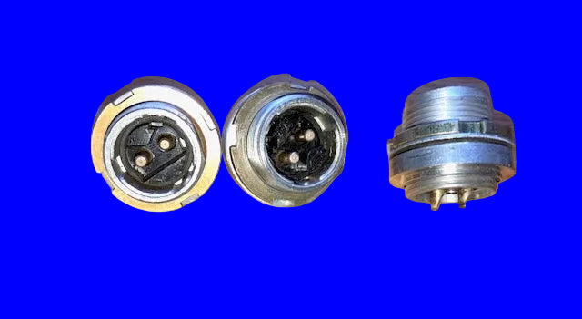 PATTERN 104, PLESSEY Mk4, 2 PIN PLUG, 2 MALE PINS, FIXED, CHASSIS MOUNT PLUG, SMALL, SHELLS SIZE 1, AS USED IN LARKSPUR RADIOS