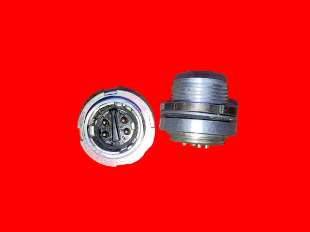 PATTERN 104, PLESSEY Mk4, 4 PIN PLUG, 4 MALE PINS, FIXED, CHASSIS MOUNT PLUG, SMALL, SHELLS SIZE 1, AS USED IN LARKSPUR RADIOS