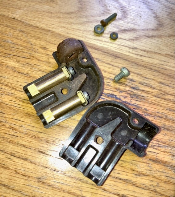 FEMALE, FREE, 2PIN MAINS CONNECTOR, RT ANGLE CABLE MOUNT, SAME SIZE AS 5A BS 372 Part I, BUT NOT MARKED, SOLD AS COLLECTIBLE ONLY (Copy) (Copy)