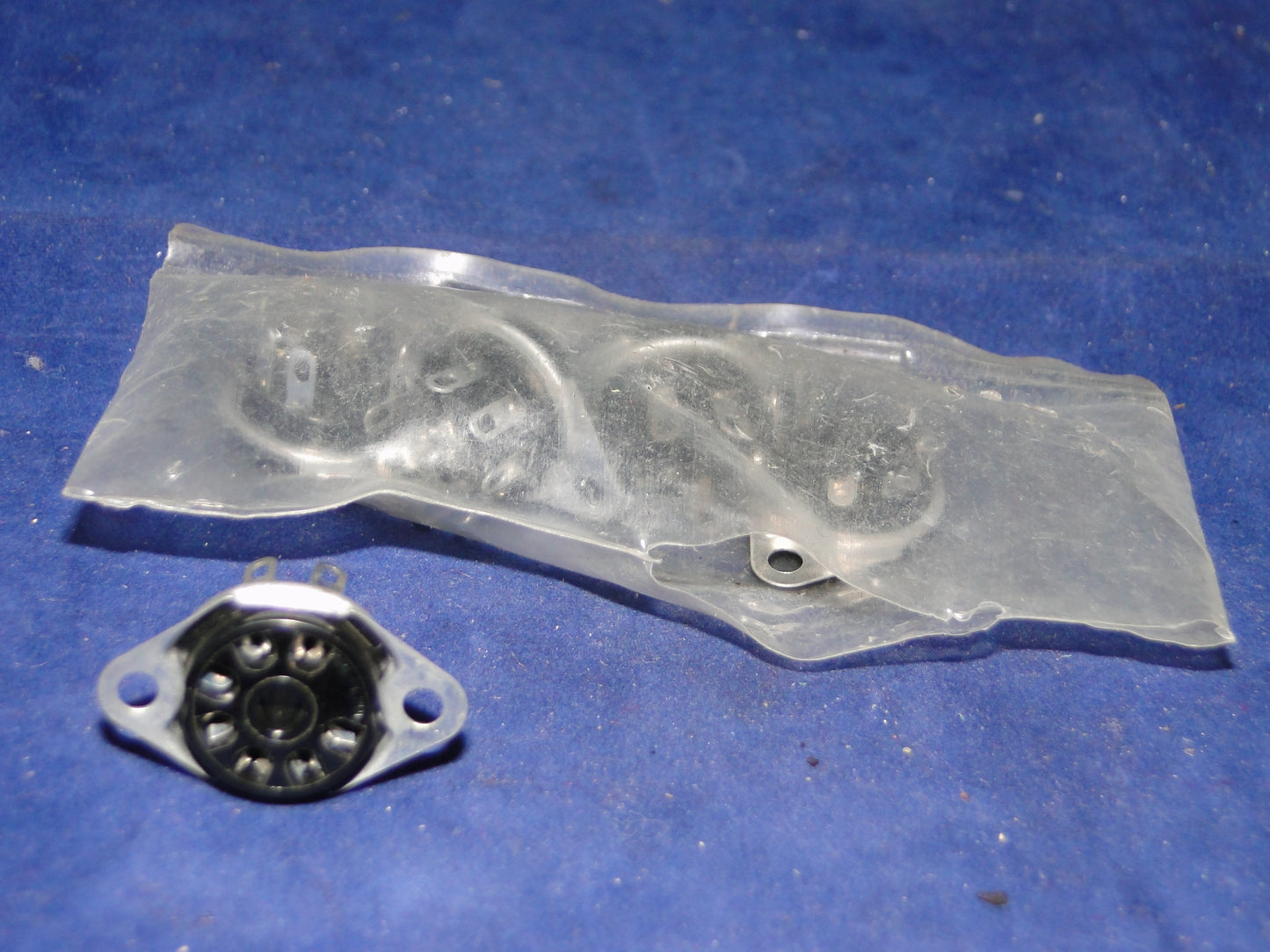 AMPHENOL, BLACK VALVE BASES ,B7G, PACK OF 5