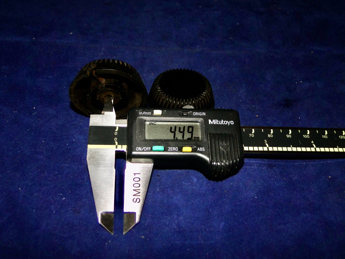 PAIR OF, KNURLED EDGE KNOBS, BROWN BAKELITE, 41mm DIA, 4mm SHAFT,