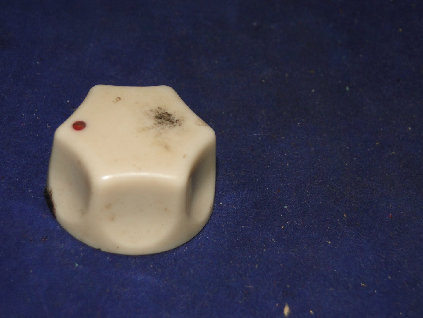 HEXAGONAL, WHITE BAKELITE, RADIO KNOB 31mm DIA, 6mm SHAFT,