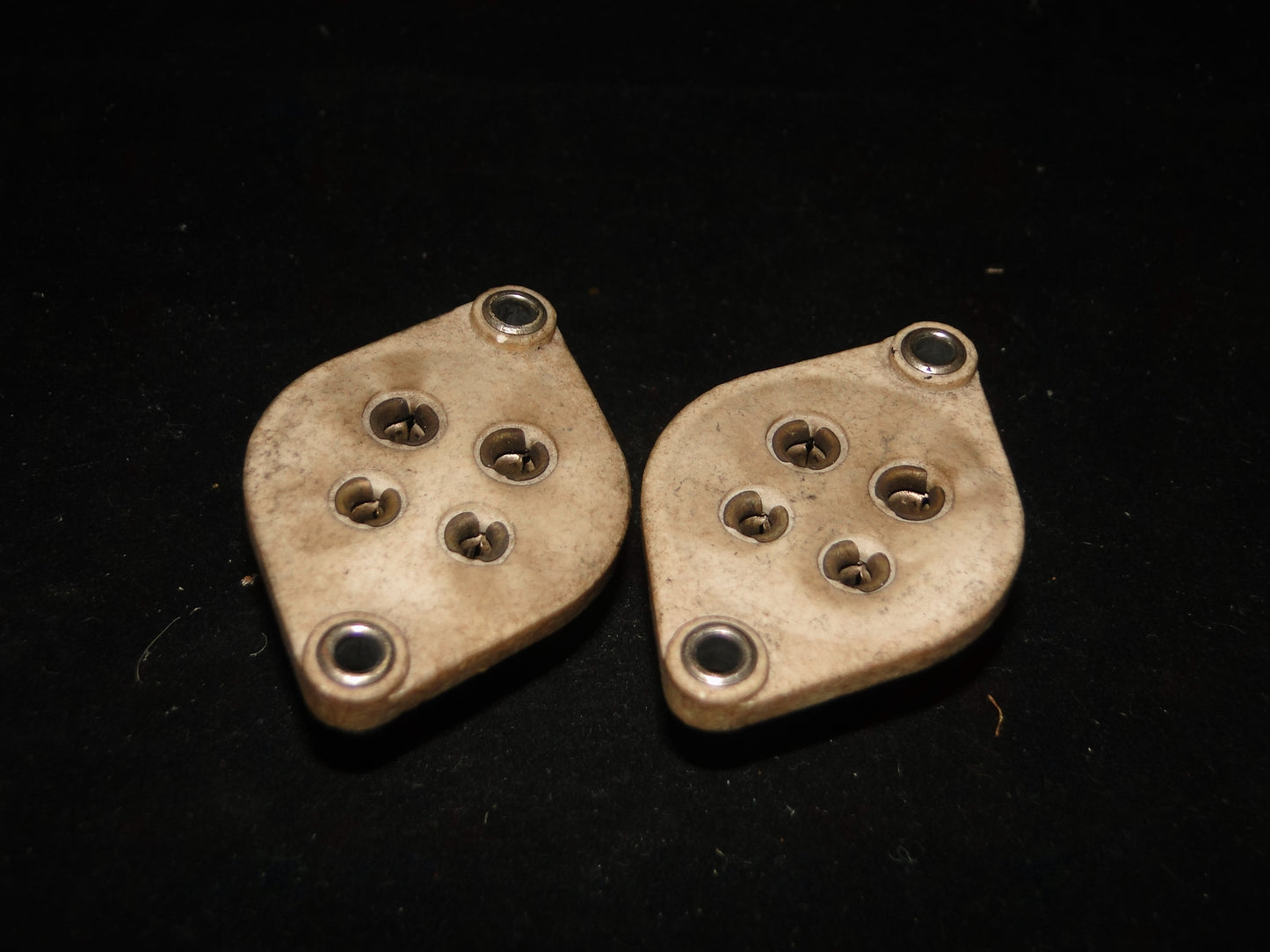 CLIX, AMERICAN 4 PIN, UX4, CERAMIC, VALVE BASE, EX EQUIPT