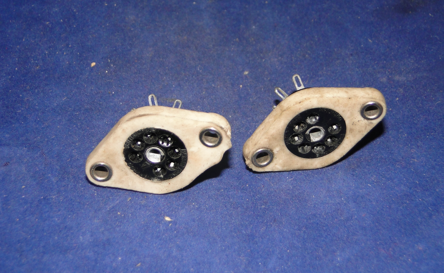 MCMURDO, B7G, CERAMIC, VALVE BASE, NOS