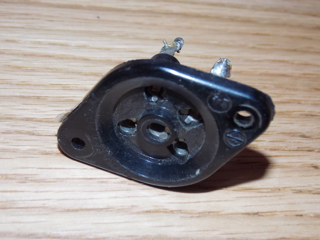 WHITELEY BONEHAM ,WB, ANTIMICROPHONIC, B5, BRITISH 5 PIN ,BAKELITE VALVE HOLDER