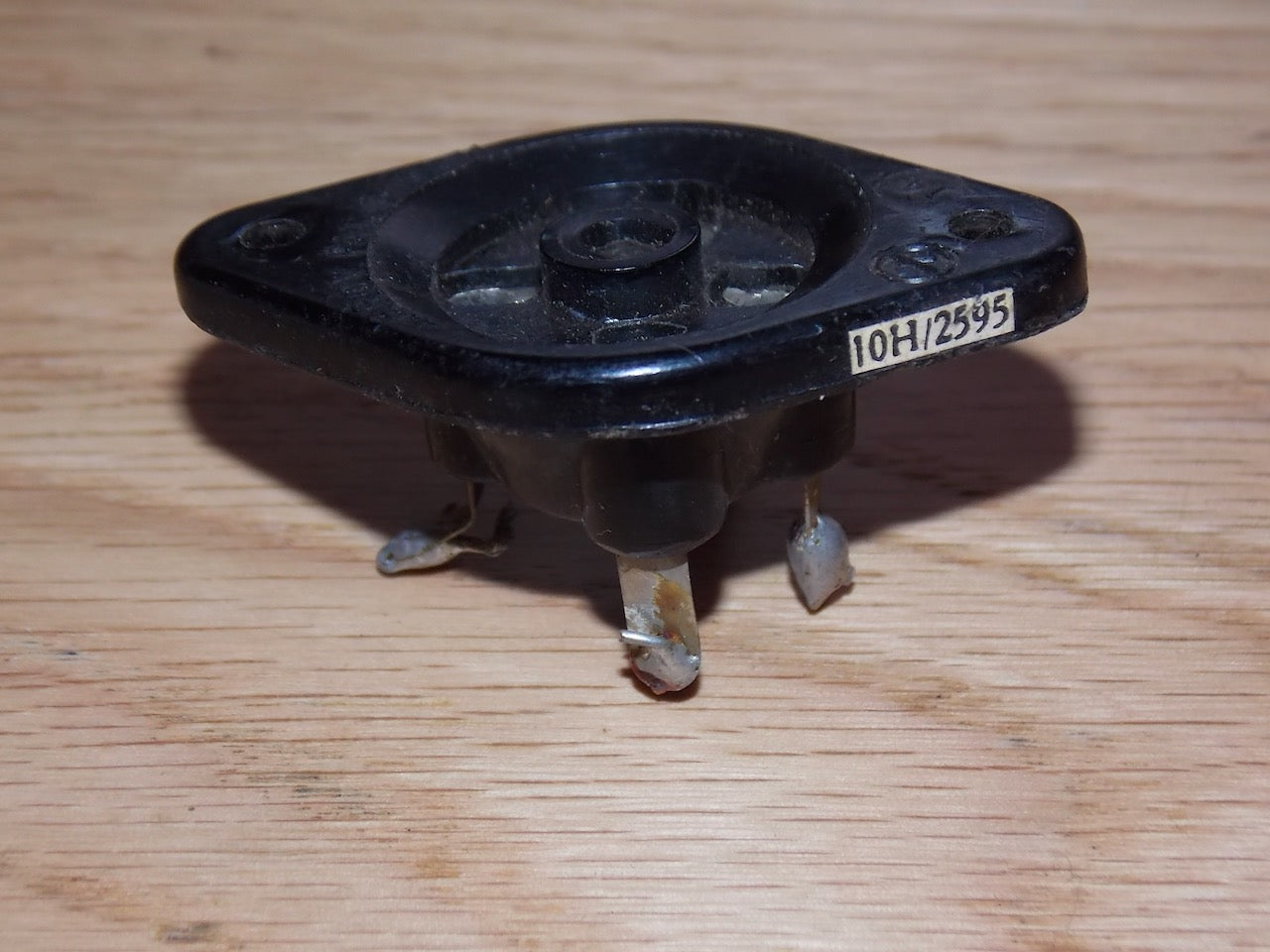 WHITELEY BONEHAM,, BRITISH 4 PIN, B4,   BLACK, VALVE HOLDER, AIR MINISTRY, 10H/2595