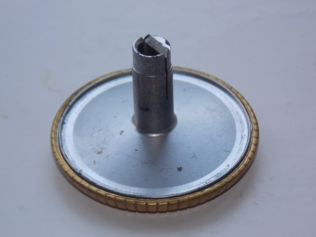 GOLD, RCA VICTOR , TELEVISION, PHONOGRAPH KNOB, 47 mm DIA, SCALED 5.5 - 16