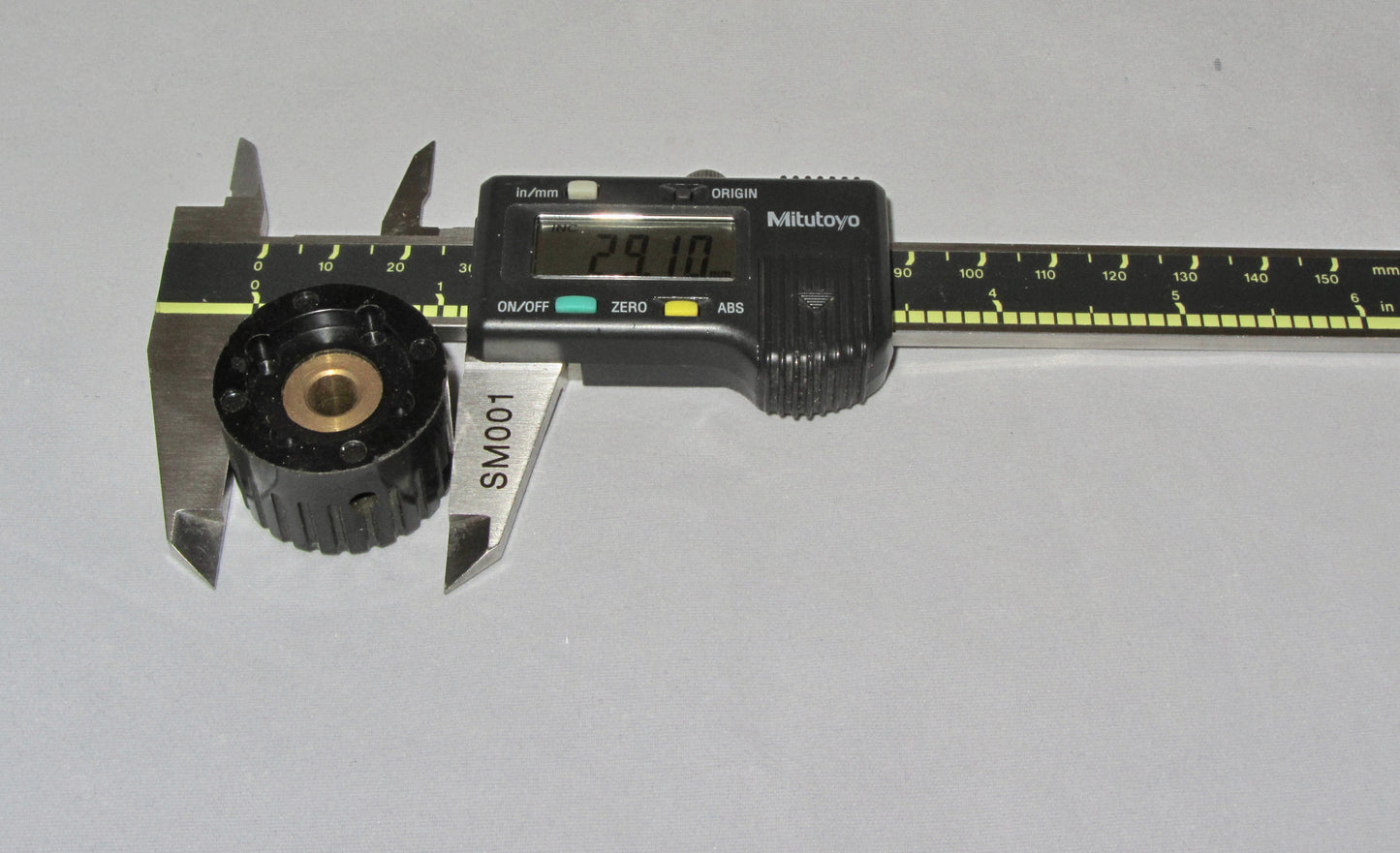 KNURLED KNOB, 30mm dia, 6mm SHAFT DIA