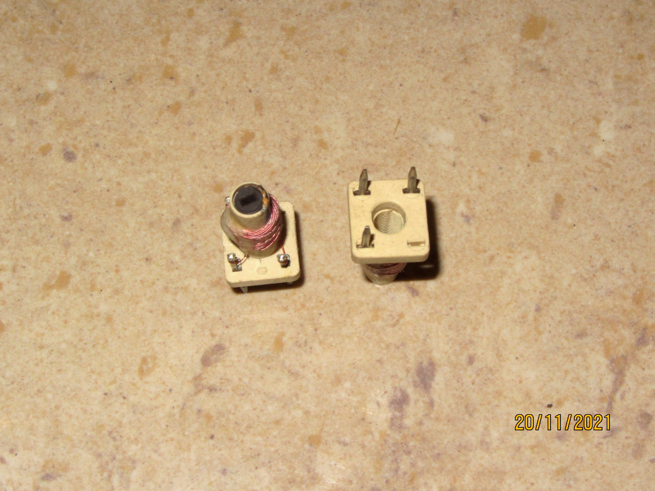 CAMBION, COILS, 1cm SQ, WHITE FORMER, BLUE SPOT, MEASURE 33uH