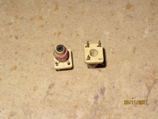 CAMBION, COILS, 1cm SQ, WHITE FORMER, BLUE SPOT, MEASURE 33uH