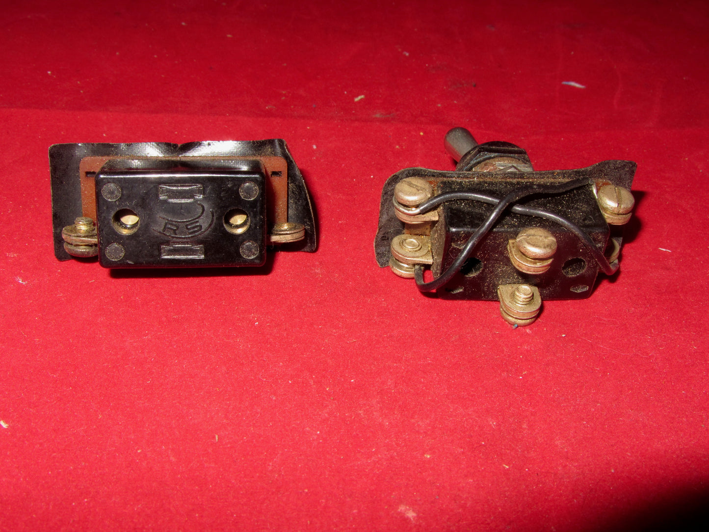 DPST, CENTRE OFF, PEAR DOLLY, SWITCH, RADIOSPARES, 3A 250V, NOS