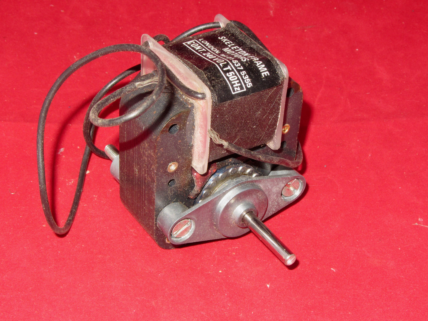 SKELETON FRAME MOTOR, AS USED IN RECORD PLAYERS, 240VAC 50HZ, NOS