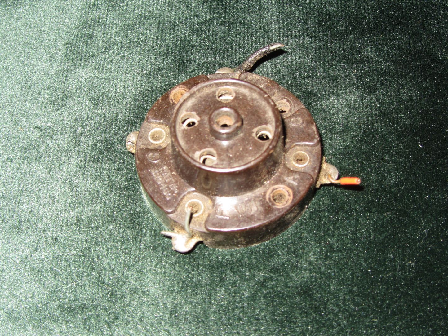 WHITELEY BONEHAM , B4, BRITISH 4 PIN, BAKELITE, VALVE BASE, ROUND, 1931,