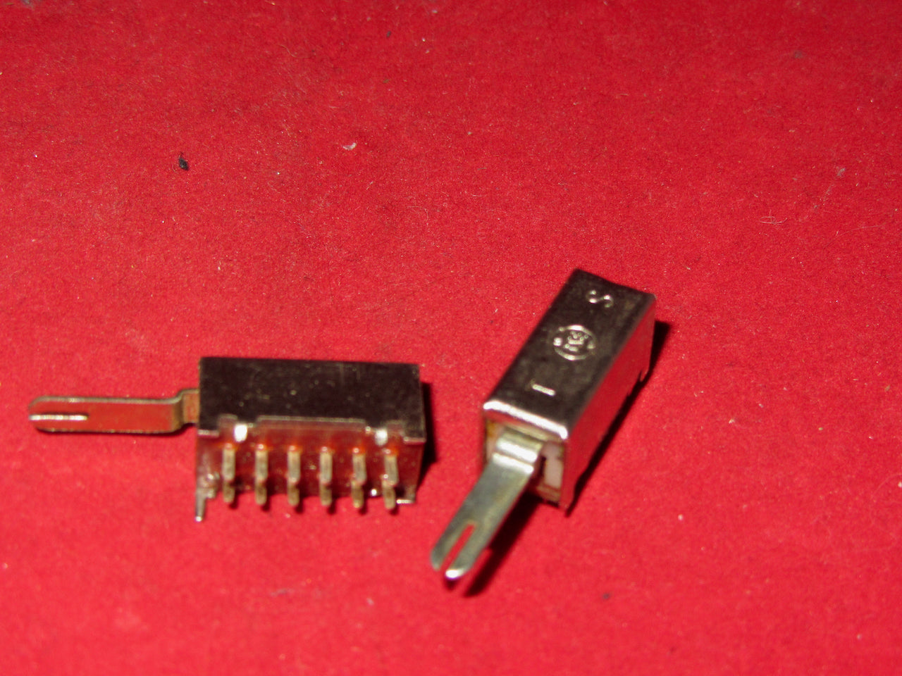 NON LATCHING PUSH SWITCH, , 12 CONTACT,15mm LEVER, ROBERTS RADIO?