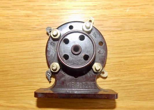 WHITELEY BONEHAM , B4, BRITISH 4 PIN, BAKELITE,  VALVE BASE, RT ANGLE MOUNT, 1929