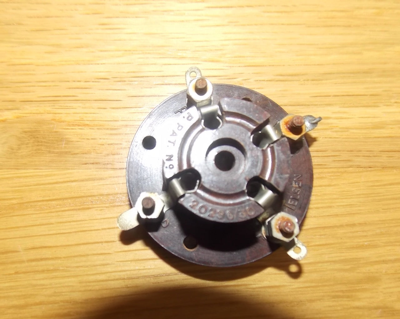 TELSEN, W224, BROWN BAKELITE,B4, BRITISH 4 PIN,   VALVE BASE,  1932