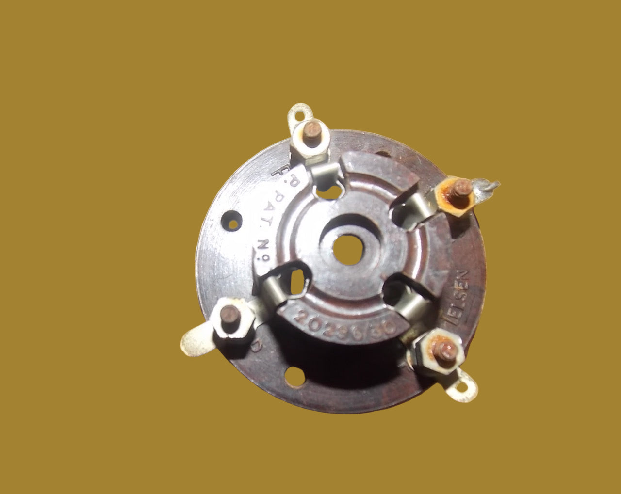 TELSEN, W224, BROWN BAKELITE,B4, BRITISH 4 PIN,;VALVE BASE, 1932