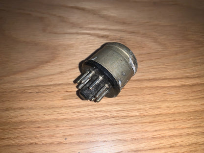 OCTAL PLUG, CABLE MOUNT, MCMURDO, EX EQUIPT