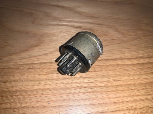 OCTAL PLUG, CABLE MOUNT, MCMURDO, EX EQUIPT