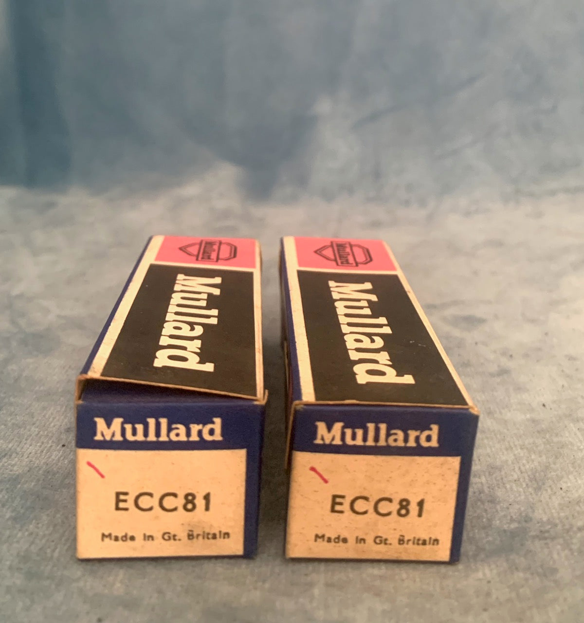 ECC81, MULLARD ,NEW SHIELD, WHITE PRINT, PAIR, SAME FACTORY CODE KRADLEPAK, NOS, VF3 B1D4, BLACKBURN,  1971 MANUFACTURE
