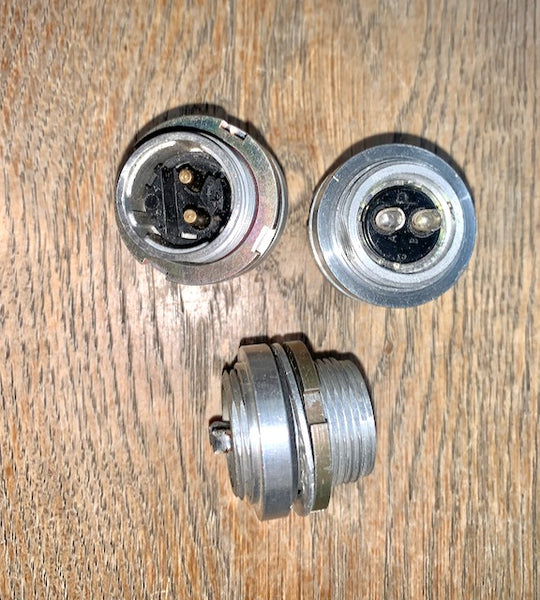 PATTERN 104, PLESSEY Mk4, 2 PIN PLUG, 2 MALE  PIN, FIXED,  CHASSIS MOUNT PLUG, SMALL, SHELLS SIZE 1,AS USED IN LARKSPUR RADIOS , NOS