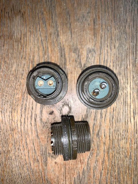 PATTERN 104, PLESSEY Mk7, 2 PIN SOCKET, 2 FEMALE PINS, FIXED,  CHASSIS MOUNT PLUG, SMALL, SHELLS SIZE 1, AS USED IN LARKSPUR RADIOS , NOS
