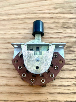 OAK, SLIDE SWITCH, WITH KNOB, LIKE R1155 DF SWITCH  10F/163, ONLY SWITCHES ONE WAY