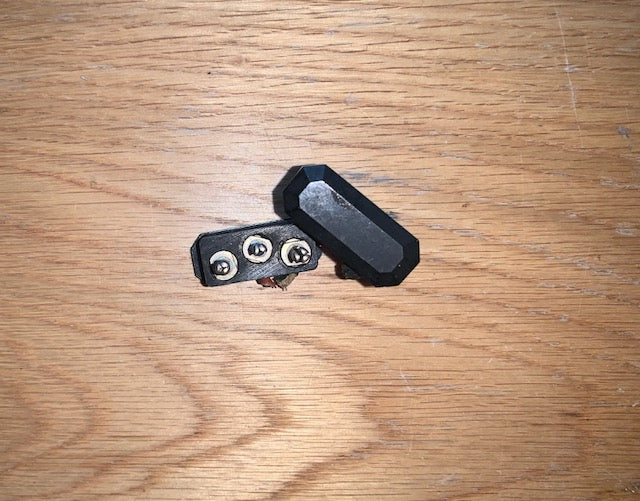 ELONGATED OCTAGON SHAPED BODY, VINTAGE PLEELONGATED OCTAGON SHAPED BODY, PLUG, 3 PIN, 6.6mm BETWEEN PINS, OUTER TWO, 17mm PITCH, 14mm CONDUCTOR LENGTH,