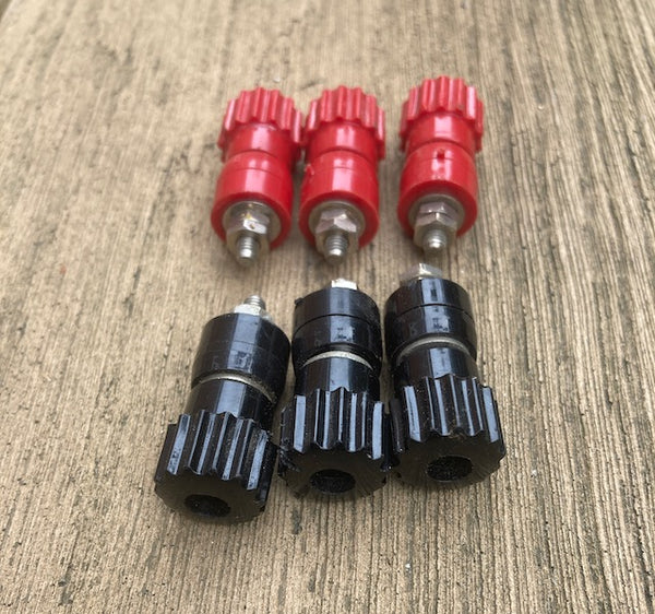 SET OF 6X BELLING LEE, BINDING POST,  3X BLACK, + 3X RED.  CENTRAL HOLE, 7BA STUD,