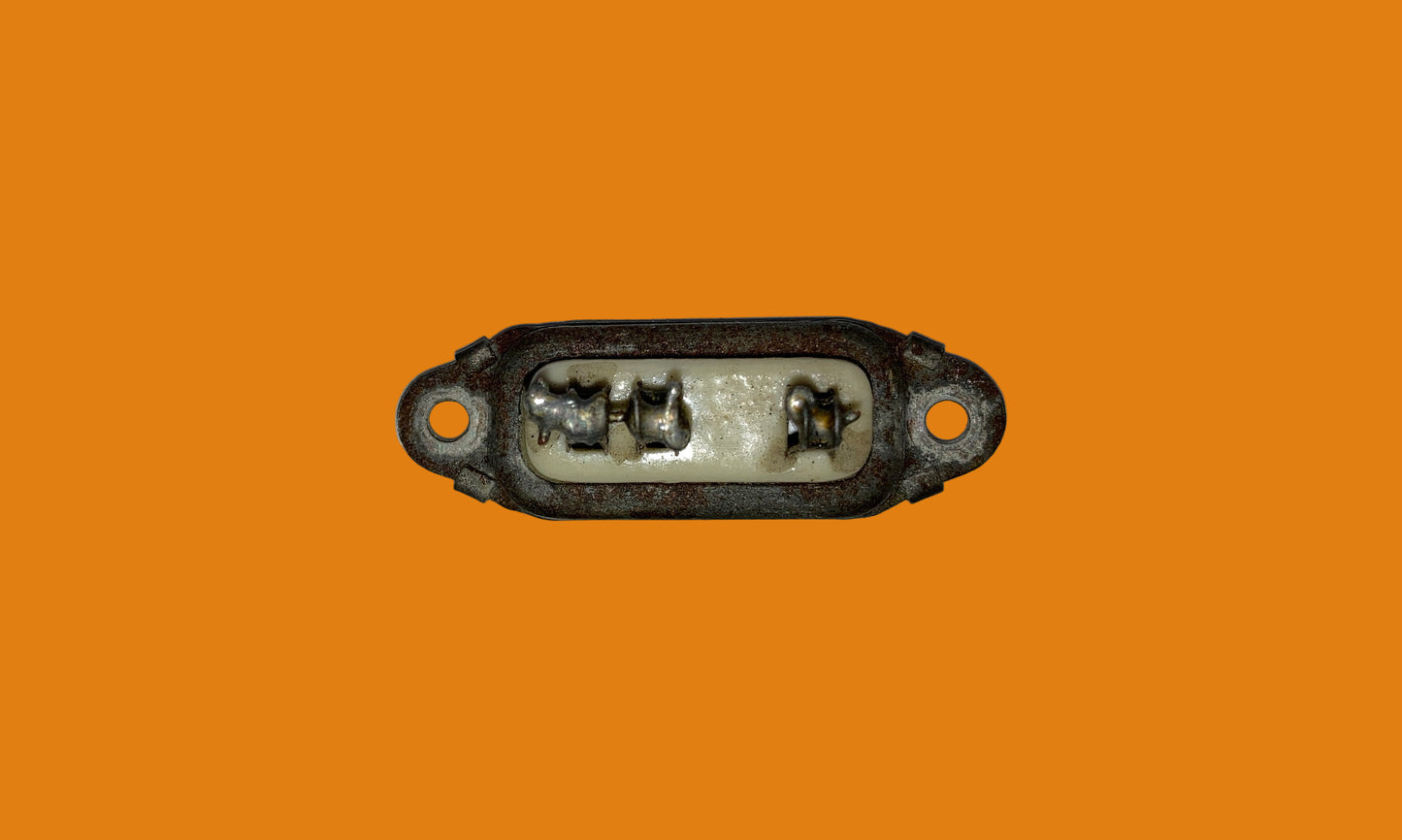 CINCH JONES, SOCKET, CERAMIC, LINEAR THREE FEMALE PIN SOCKET, CHASSIS MOUNT, EX EQUIPT