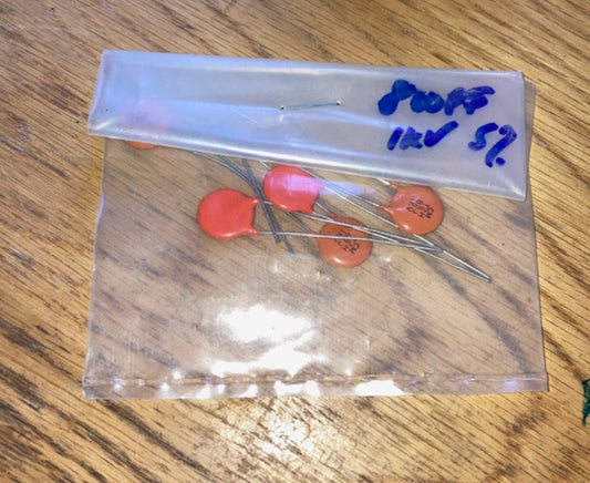 Pack of 5x, Disc Ceramic Capacitor, Axial, 820pF @ 1000V 