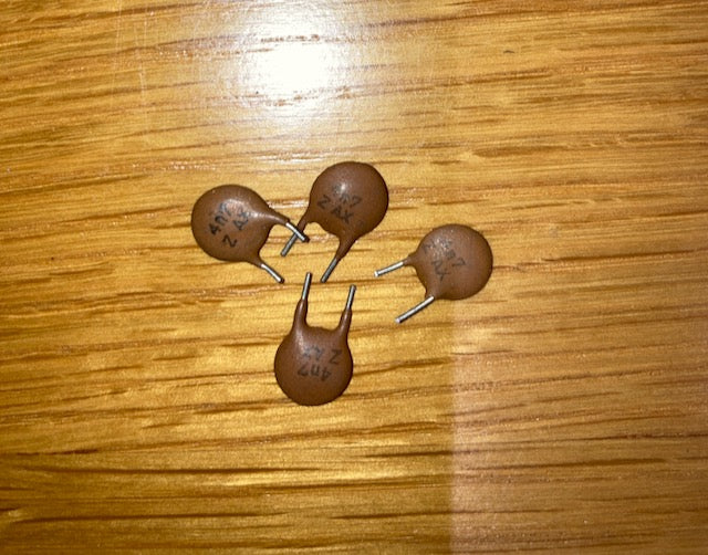 PACK OF APPROX 25x, CERAMIC DISC CAPACITOR, 4.7pF 300V, 