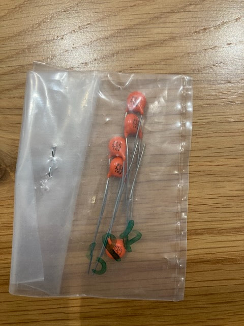 PACK OF  5x, CERAMIC DISC CAPACITOR, 3.9pF 1000V,