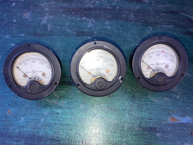 2.25ins dia.,  2.0 ins mounting aperture, Moving Coil Meter, General Electric Scaled 0-200 DC mA, Model DW41
