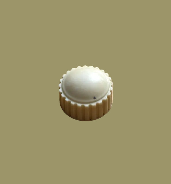 RIBBED, WHITE KNOB, POSSIBLE LEAK POINT ONE PRE AMPLIFIER, LEAK TL10, 28mm DIA., 17mm DEPTH,