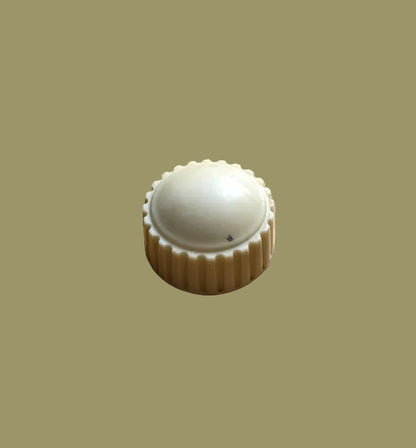 RIBBED, WHITE KNOB, POSSIBLE LEAK POINT ONE PRE AMPLIFIER, LEAK TL10, 28mm DIA., 17mm DEPTH,