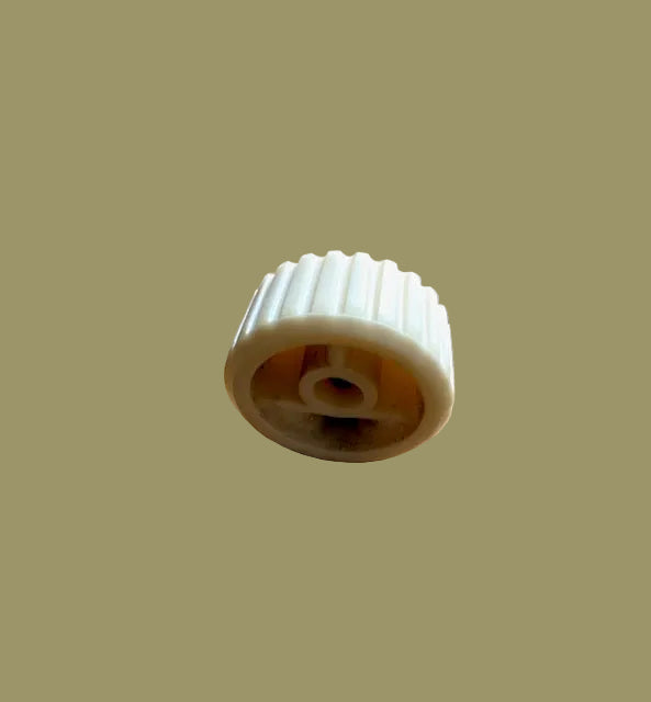 RIBBED, WHITE KNOB, POSSIBLE LEAK POINT ONE PRE AMPLIFIER, LEAK TL10, 28mm DIA., 17mm DEPTH,