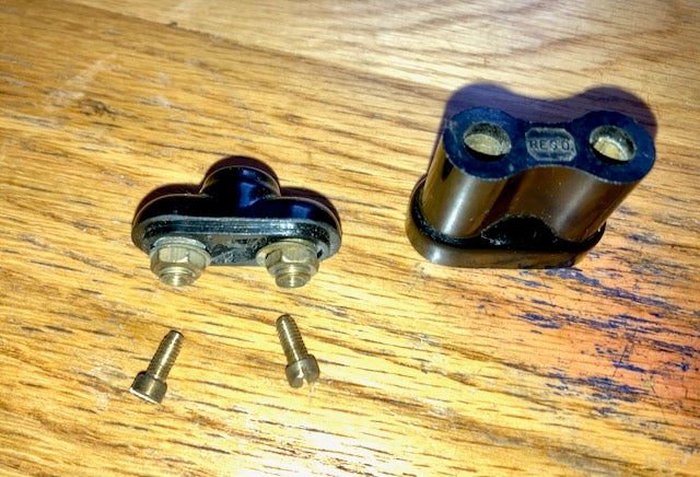 MALE, FREE,  2PIN MAINS CONNECTOR, CABLE MOUNT, SAME SIZE AS  5A BS 372 Part I, BUT NOT MARKED, SOLD AS COLLECTIBLE ONLY