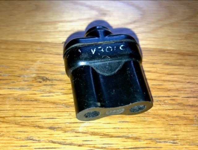 MALE, FREE,  2PIN MAINS CONNECTOR, CABLE MOUNT, SAME SIZE AS  5A BS 372 Part I, BUT NOT MARKED, SOLD AS COLLECTIBLE ONLY