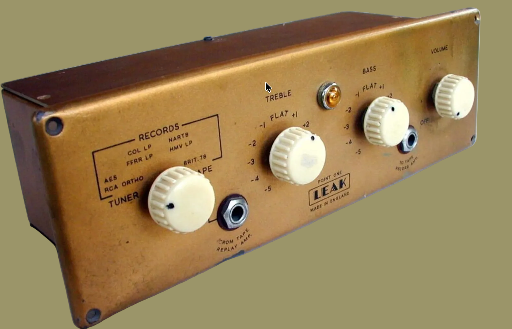 RIBBED, WHITE KNOB, POSSIBLE LEAK POINT ONE PRE AMPLIFIER, LEAK TL10, 28mm DIA., 17mm DEPTH,