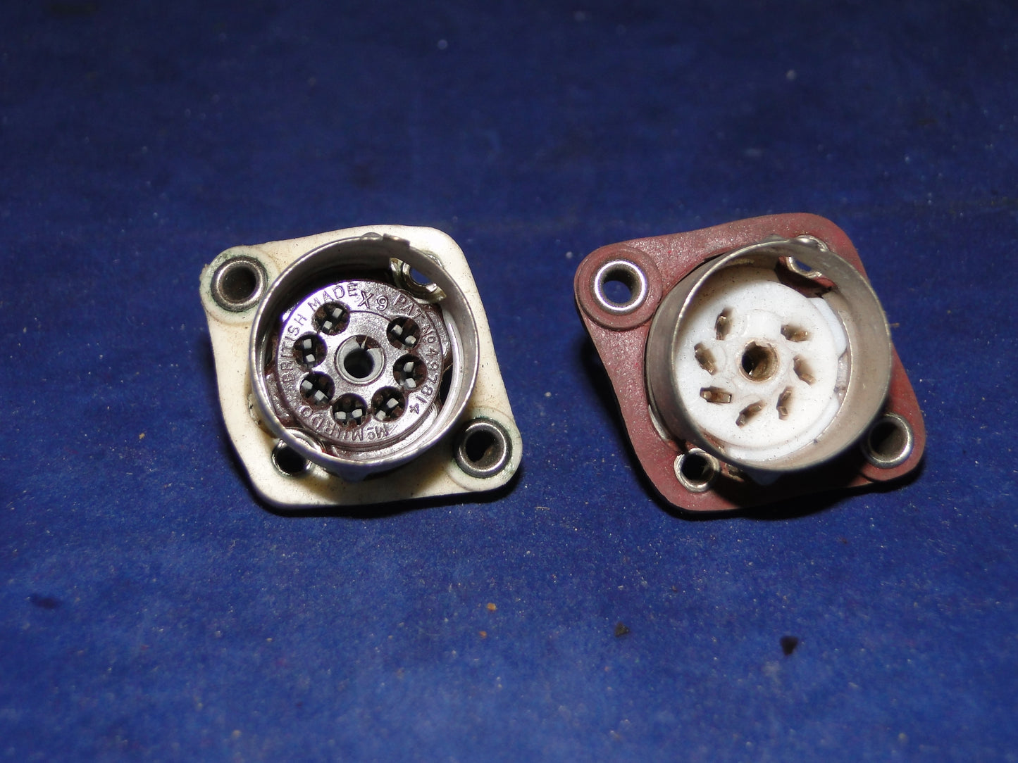 BROWN MICANOL/PTFE, VALVE BASES  X2, WITH SHOCKPROOF RUBBER MOUNTS,B7G