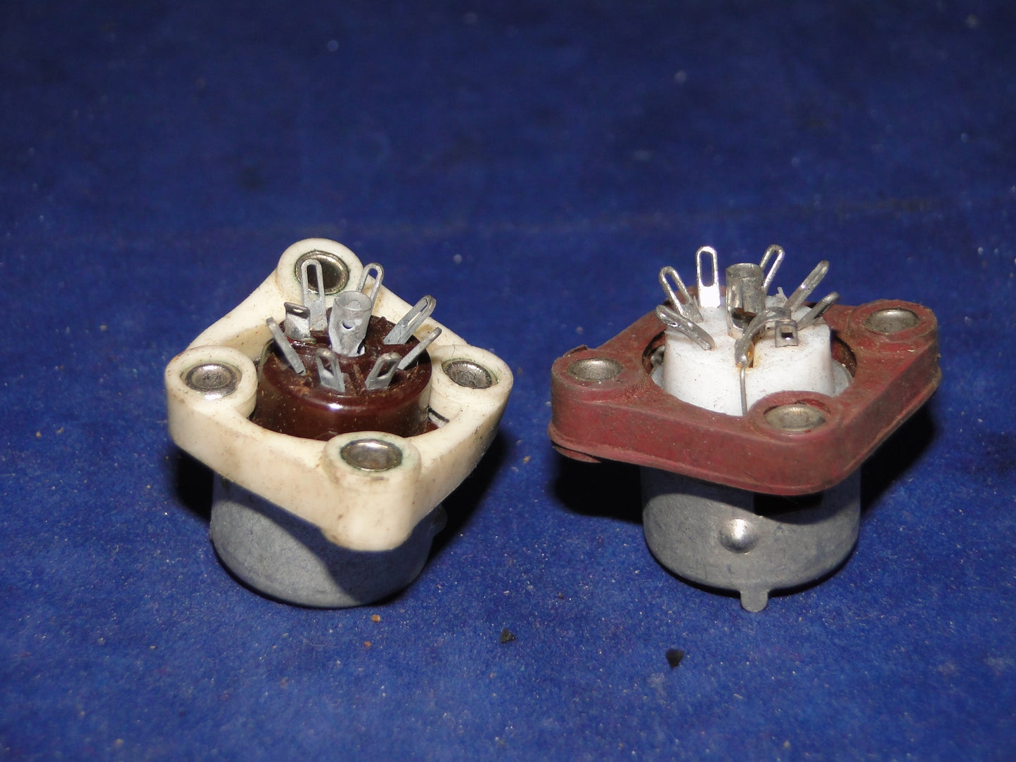 BROWN MICANOL/PTFE, VALVE BASES  X2, WITH SHOCKPROOF RUBBER MOUNTS,B7G