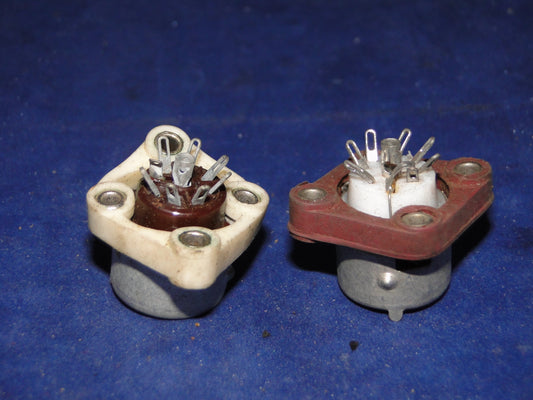 BROWN MICANOL/PTFE, VALVE BASES  X2, WITH SHOCKPROOF RUBBER MOUNTS,B7G