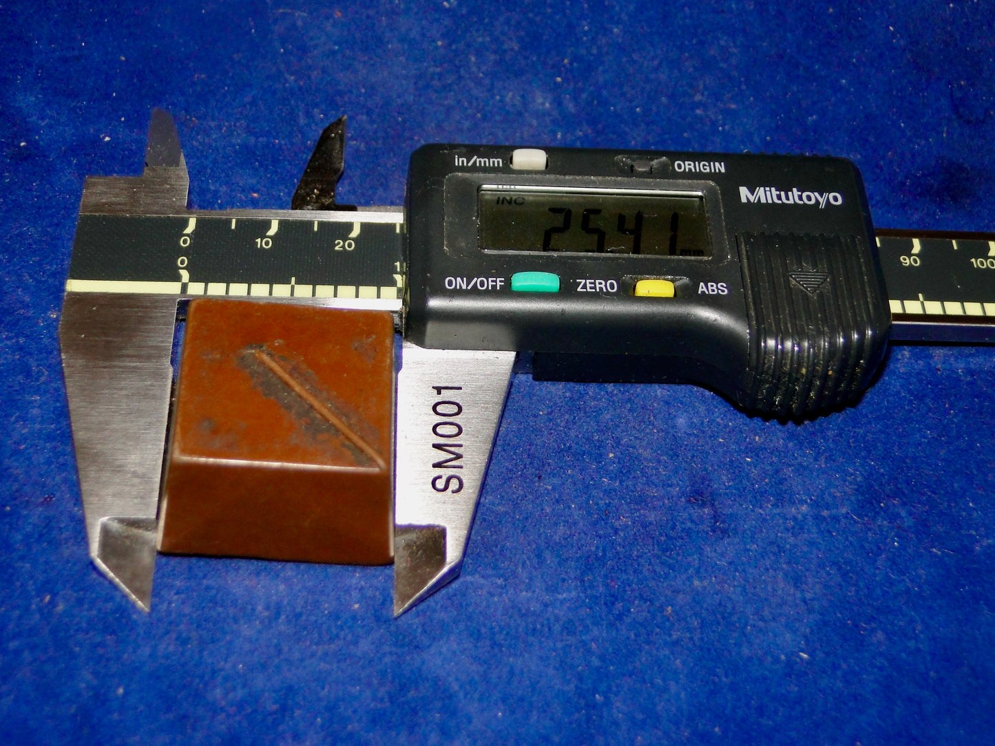 MILK CHOCOLATE COLOURED, PYE, SQUARE RADIO KNOB, 25mm DIA, 6mm SHAFT,