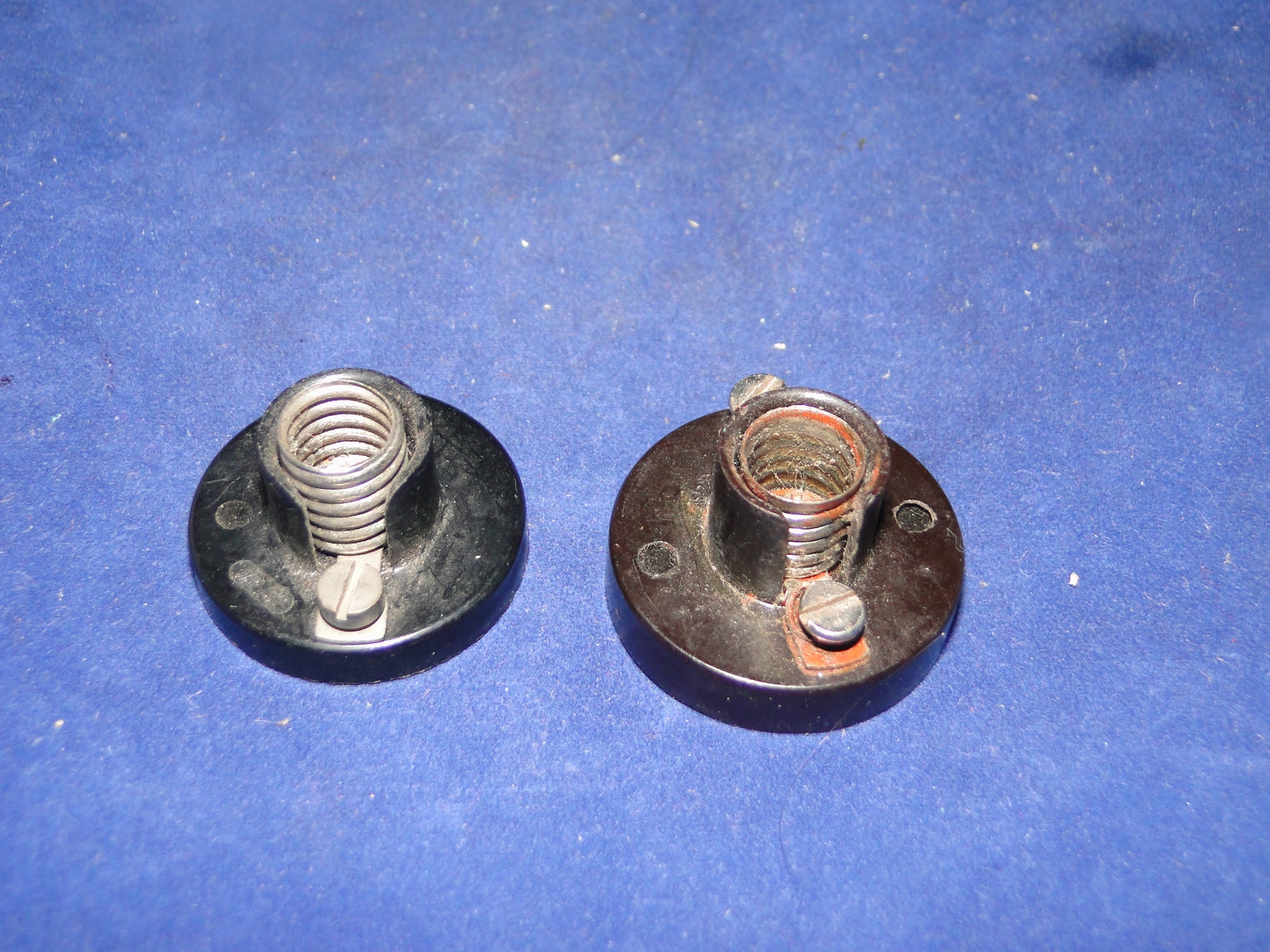 RS, RADIOSPARES, EMPIRE MADE NO3 MES BULB HOLDER, BAKELITE ROUND BASEBOARD MOUNT, NEW